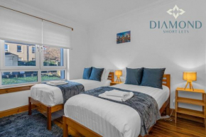 Lovely 3 Bed Ground Floor Apartment - Sleeps 5 - Very Central, Easy Access to Glasgow and Surrounding Areas - Free Parking